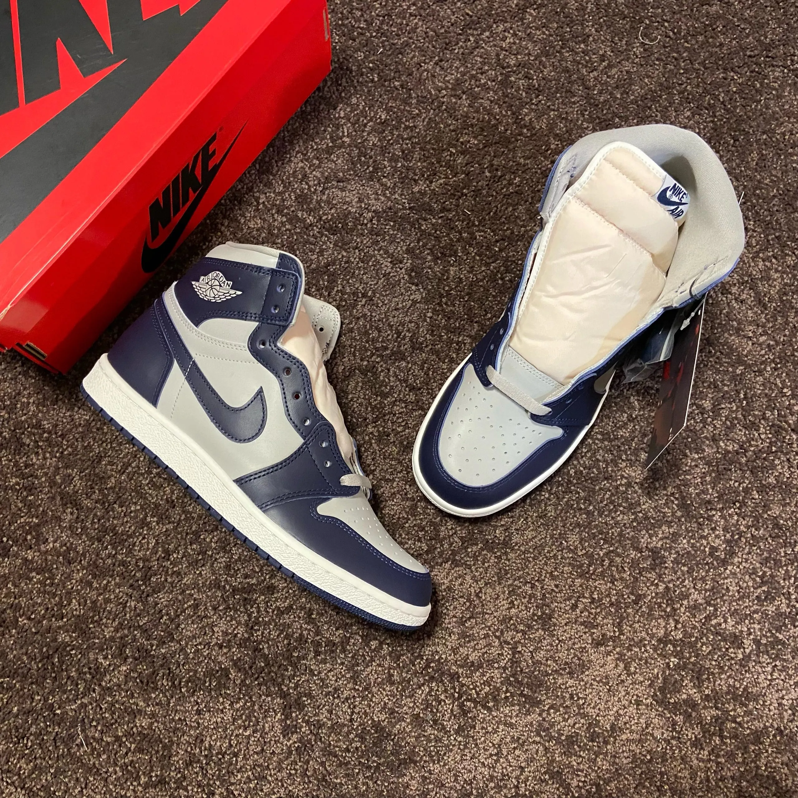 AIR JORDAN 1 (AJ1) 1 Notes thumbnail 2